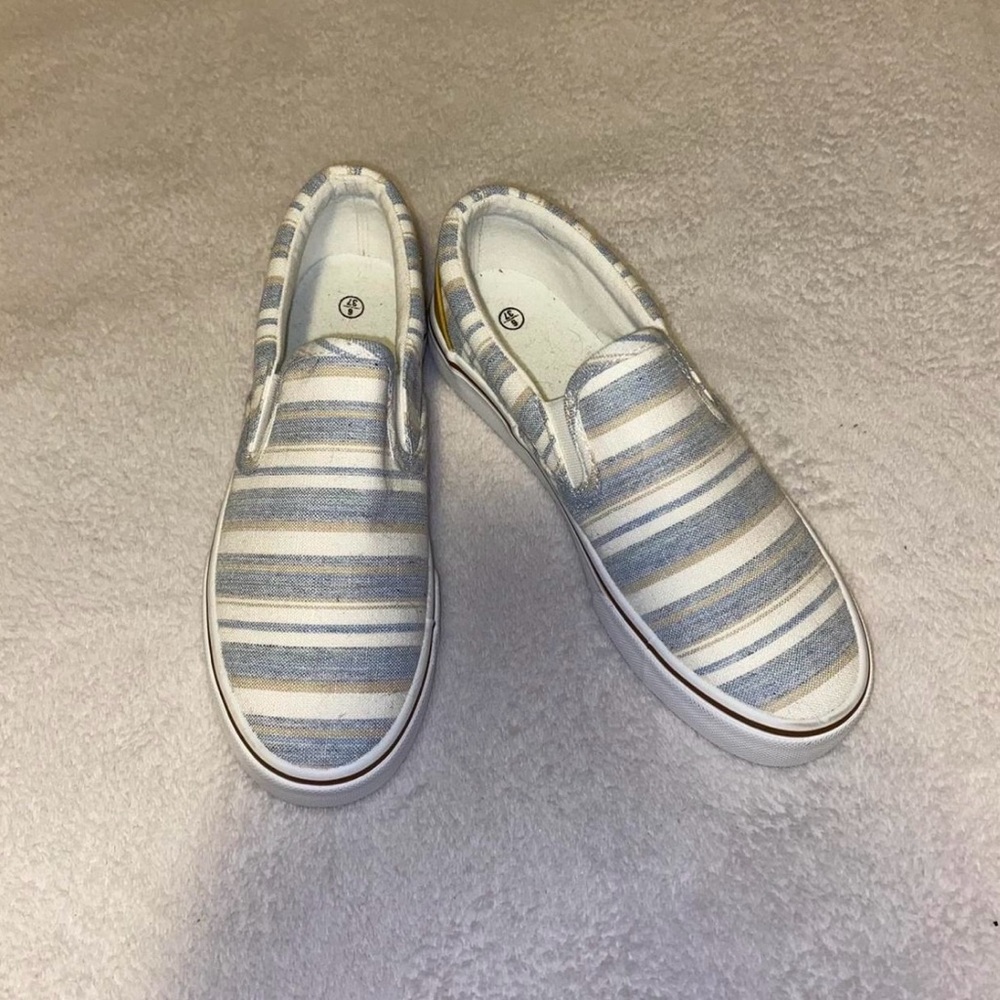 SLIP ON SNEAKERS